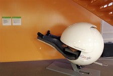 We already knew that working for Google had certain advantages, but, this giant of the search motor takes the welfare of its employees seriously ... as shown by this decompression (stress) capsule that is impermeable to sound and light.
